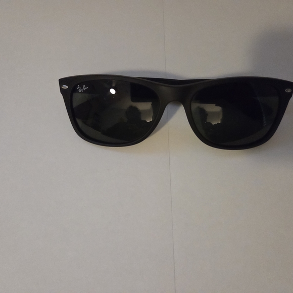 Ray-Ban Black Wayfarer Sunglasses - Picture 1 of 4